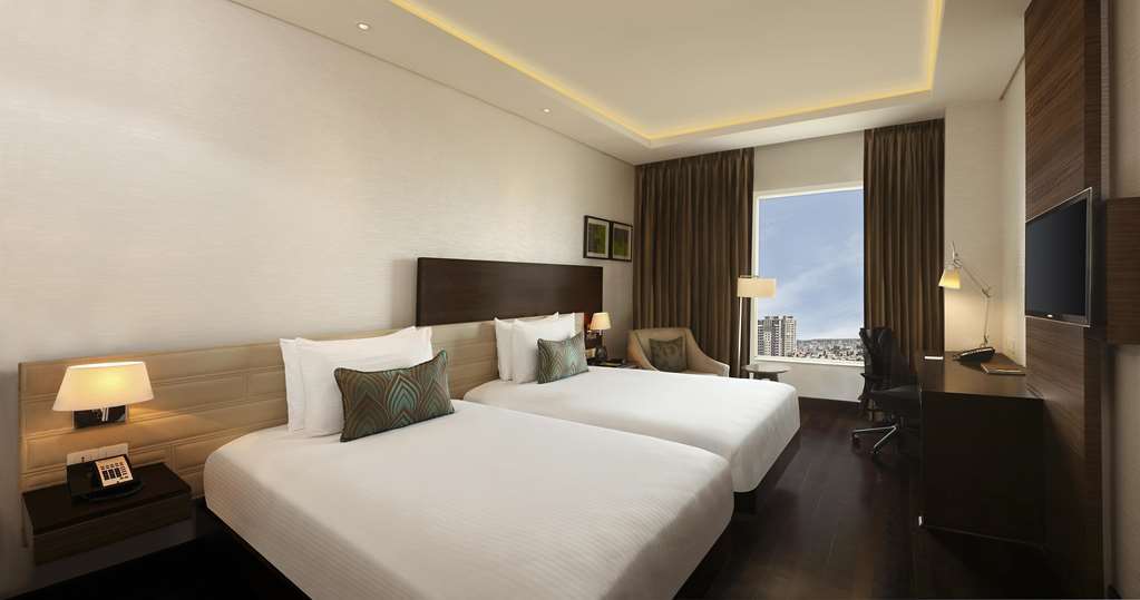 Doubletree By Hilton Gurugram Baani Square Hotell Gurgaon Rum bild