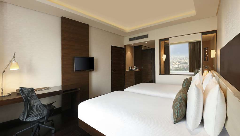 Doubletree By Hilton Gurugram Baani Square Hotell Gurgaon Rum bild